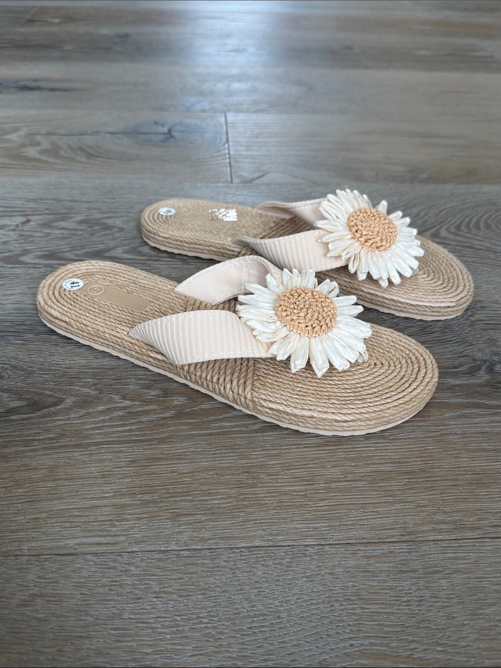 Beige Daisy Raffia Flip Flop 1/2” Sandals-Size 41 (Size 9) - Picture 5 of 11